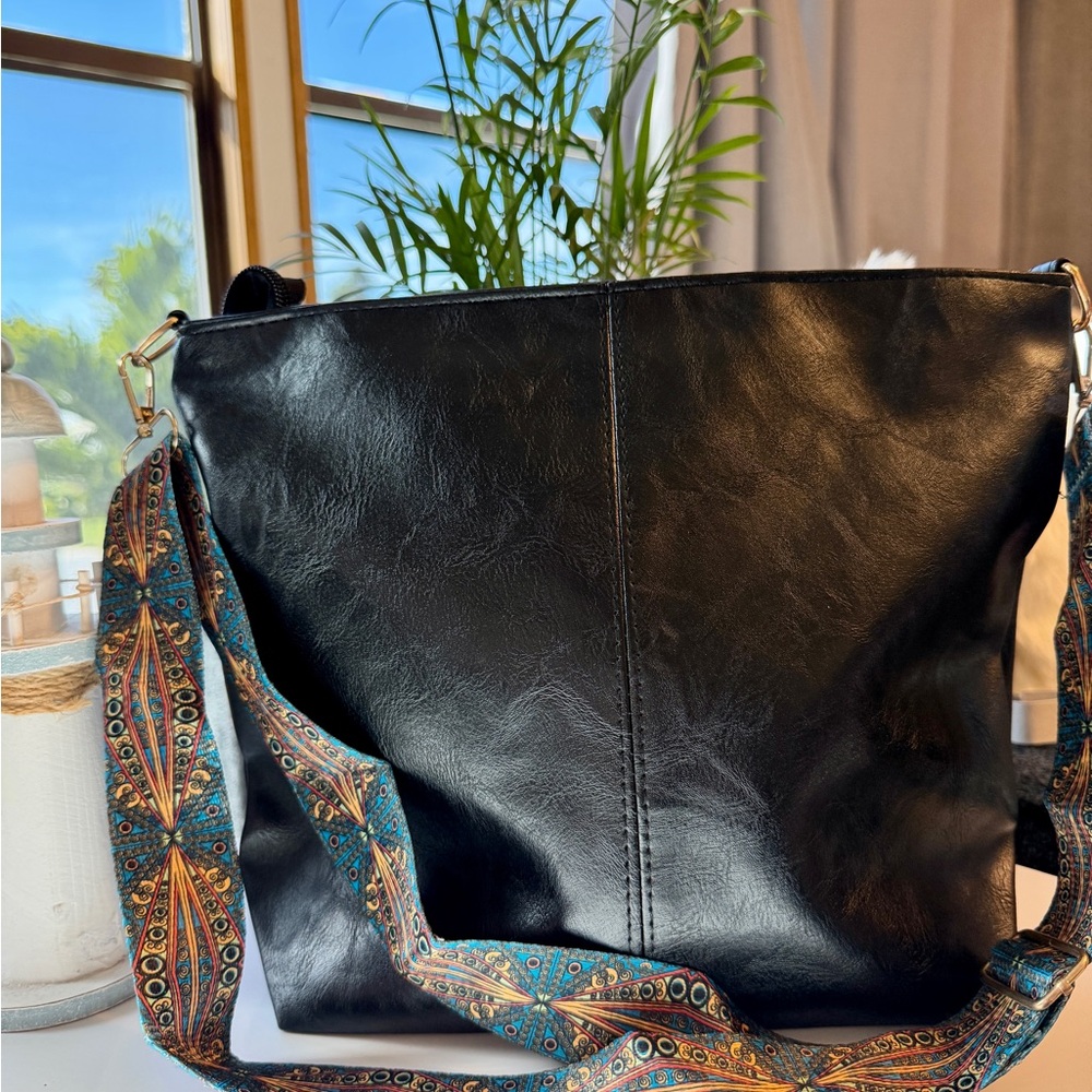 Vintage Solid Color Leather/Crossbody Bag In Black - Picture 4 of 11